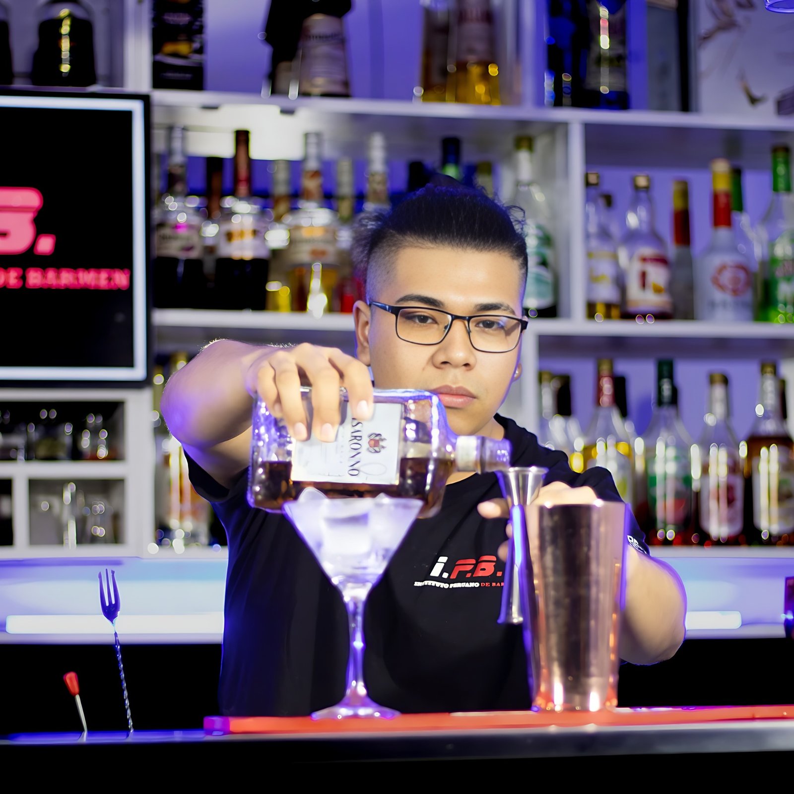 Estudiante del IPB en el curso de Bar y Coctelería