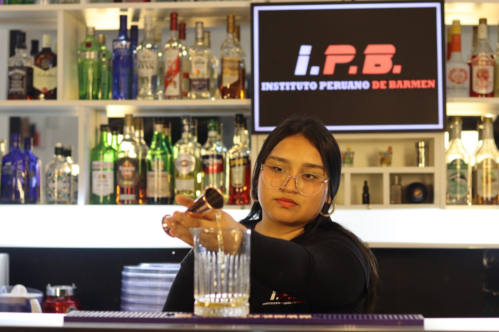 Estudiante del IPB en el curso de Coctelería Creativa