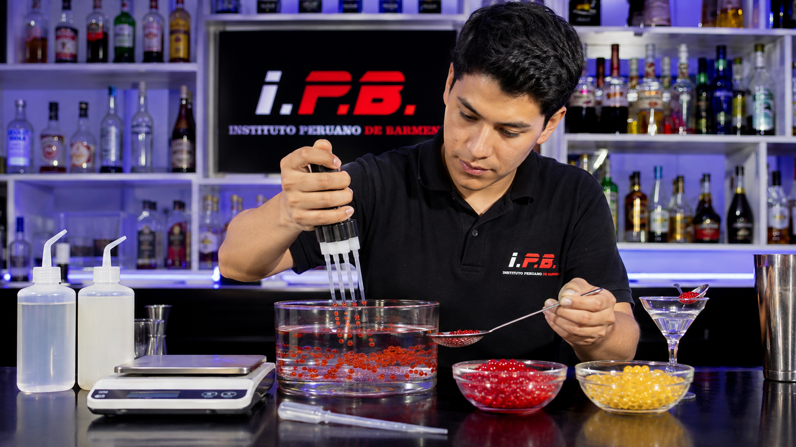 Estudiante del IPB en el curso de Coctelería Molecular