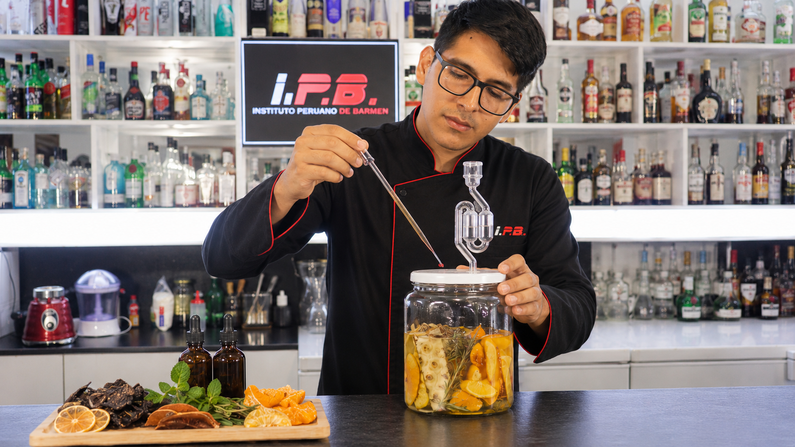 Estudiante del IPB en el curso de Coctelería Sostenible