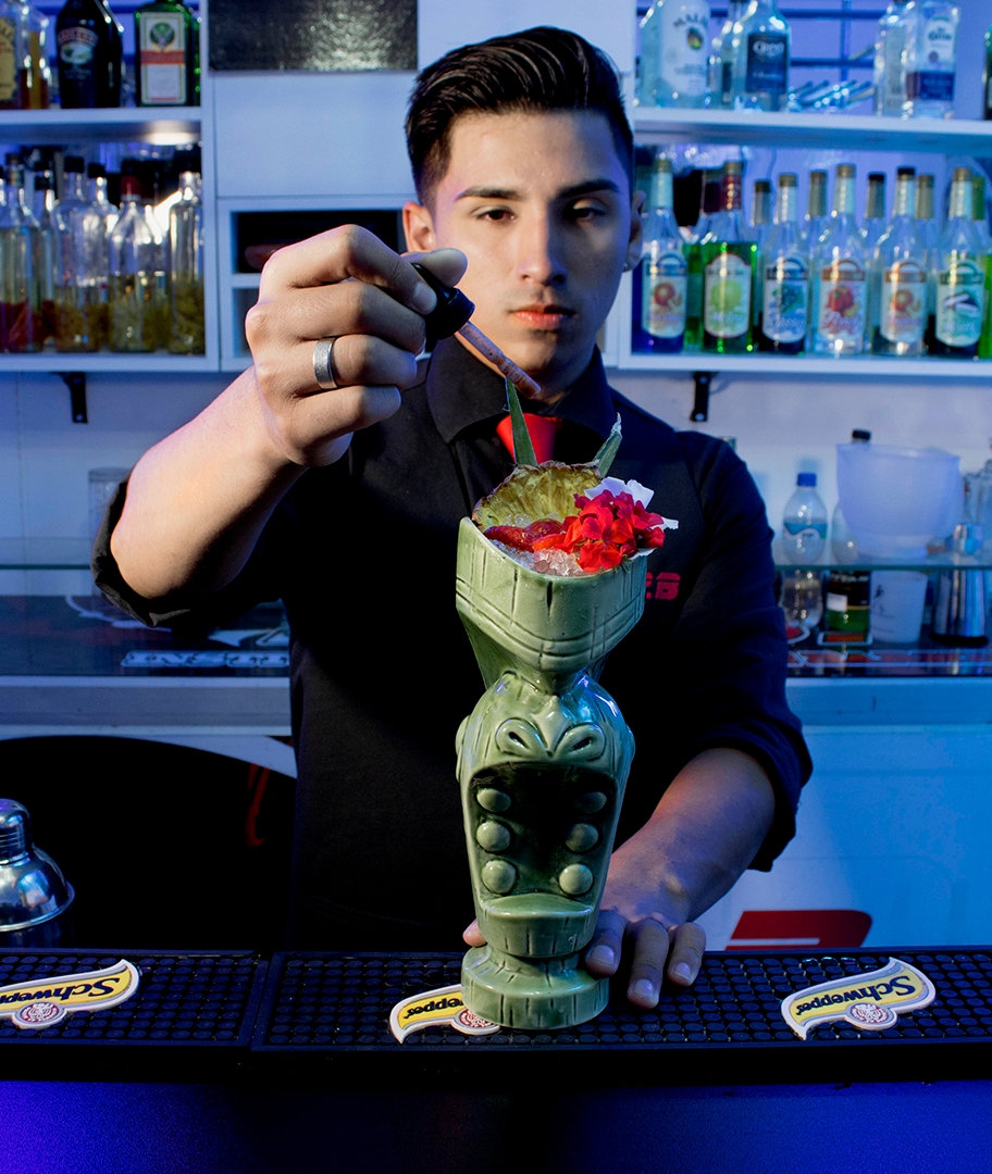 Estudiante del IPB en el curso de Coctelería Tiki
