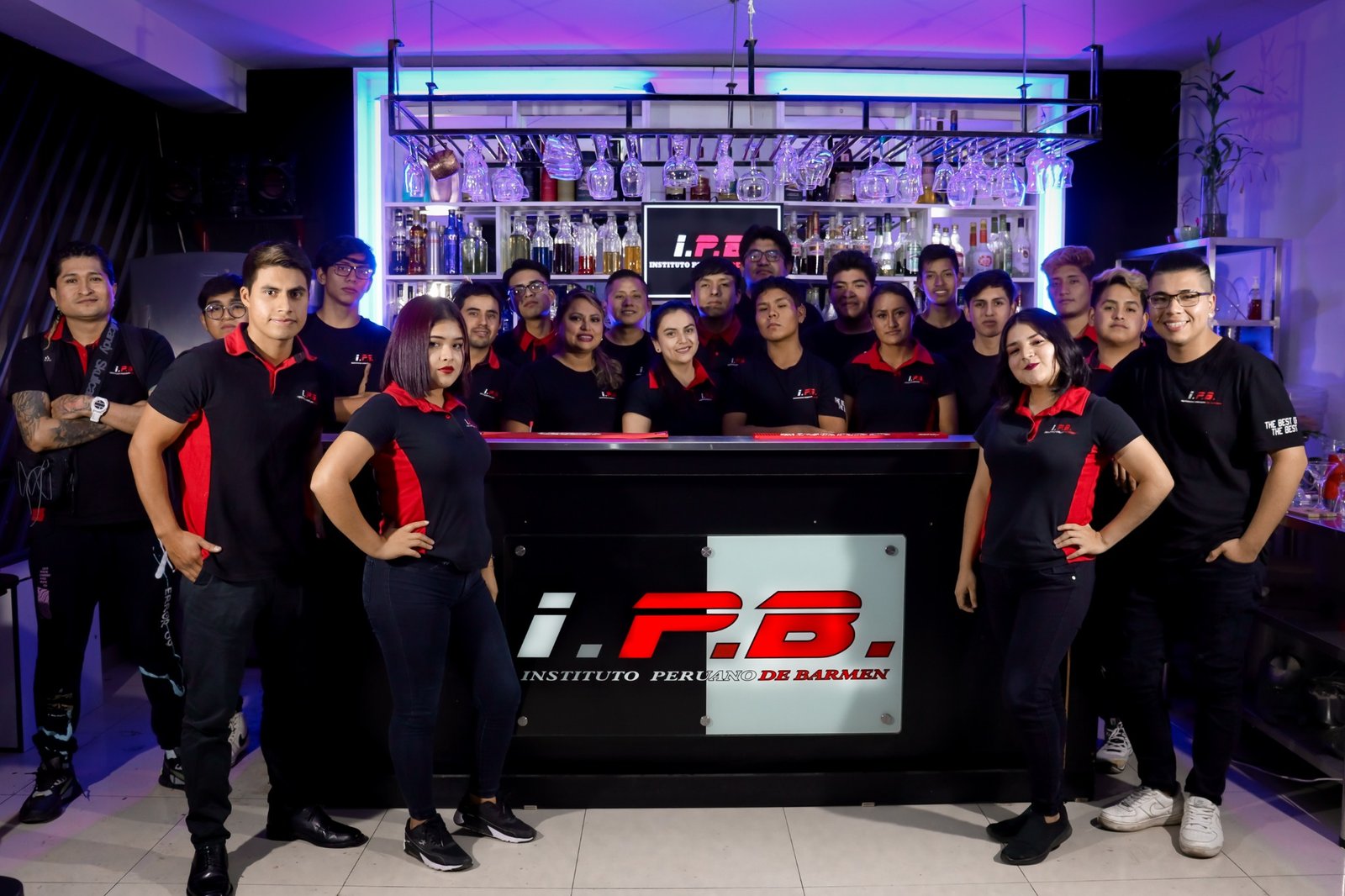 Comunidad del Instituto Peruano de Barmen en su barra de formación